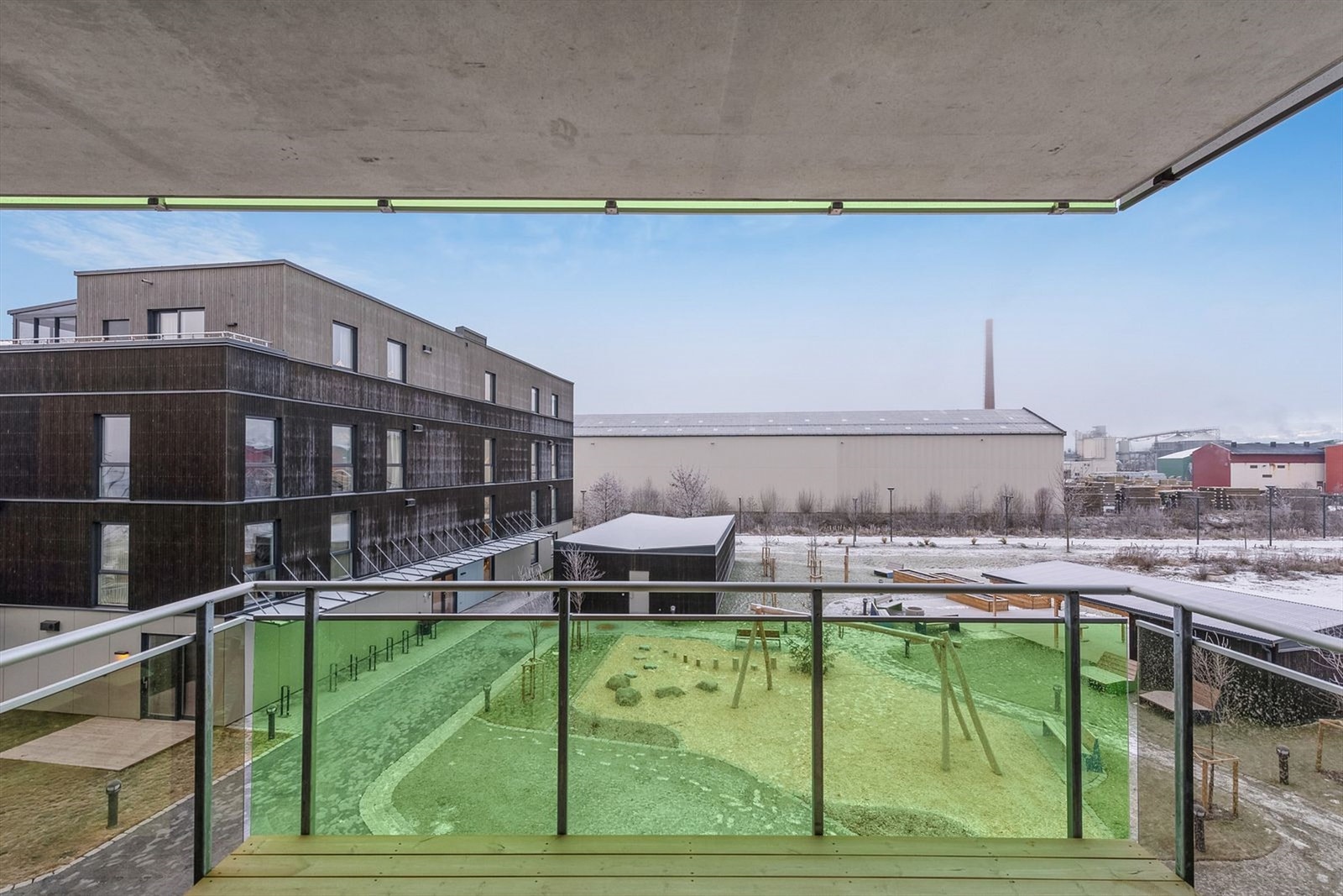 Solrik balkong med fint utsyn over hagen. Galleribilde