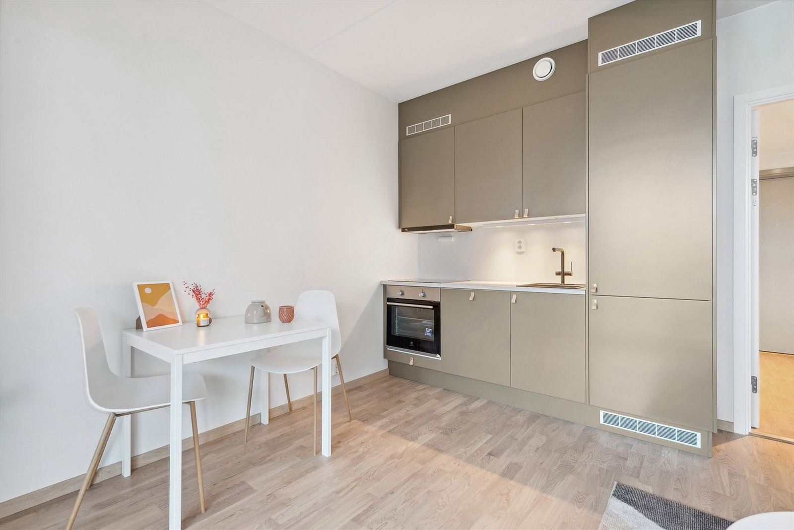 Kjøkkenet er påkostet med oppgraderte fronter, moderne armatur mm. Galleribilde