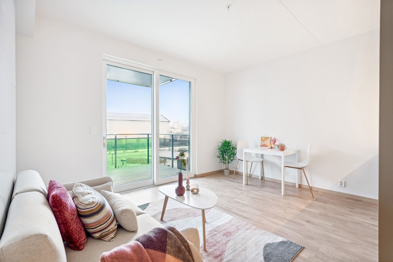 Stor skyvedør ut til balkongen gir rikelig med lys til leiligheten, og fint utsyn! Galleribilde