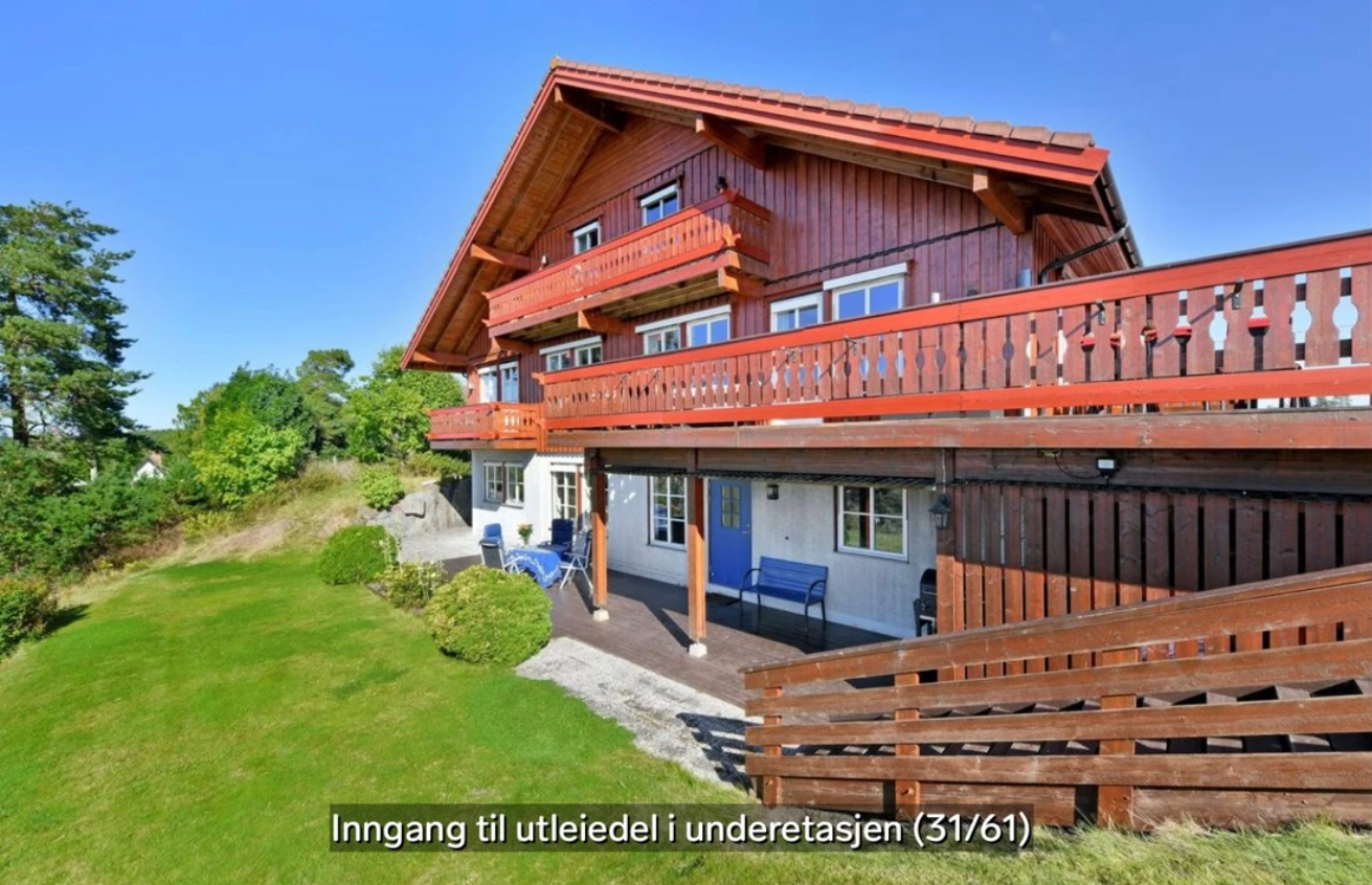 Selve huset er i dag svart, og inngangsdør hvit. Galleribilde