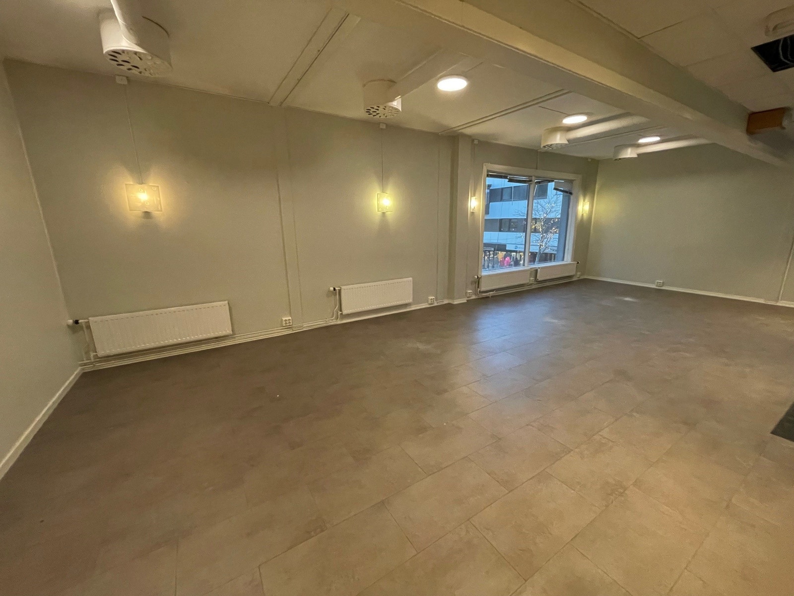 God plass til spisebord/sofa og annet man trenger Galleribilde