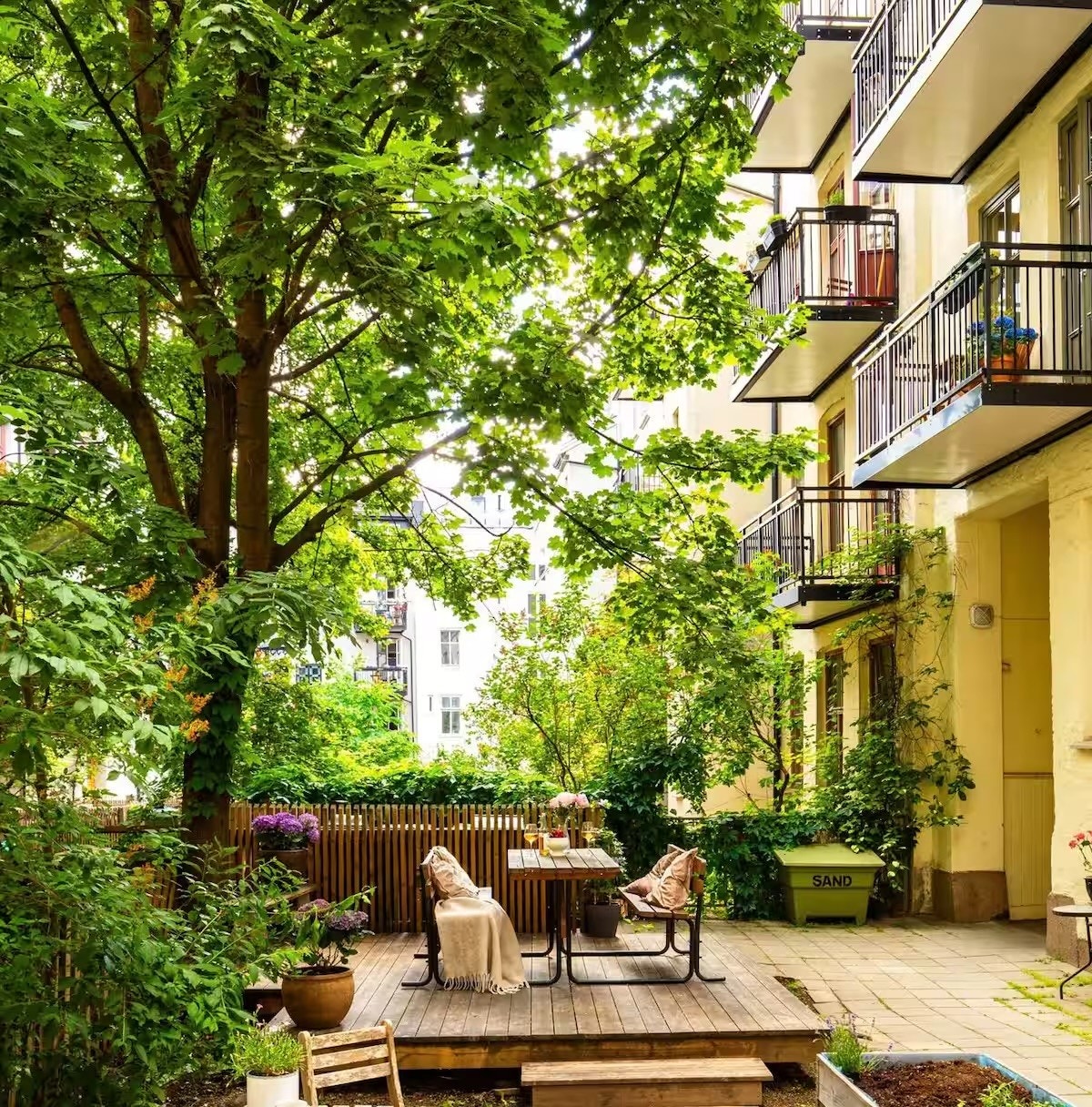 Koselig bakgård med grill. Galleribilde