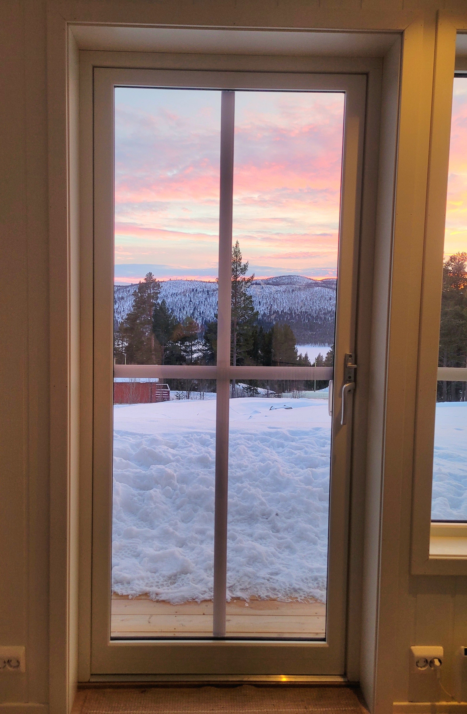 Utgang til stor platting utenfor, med utsikt og masse sol Galleribilde