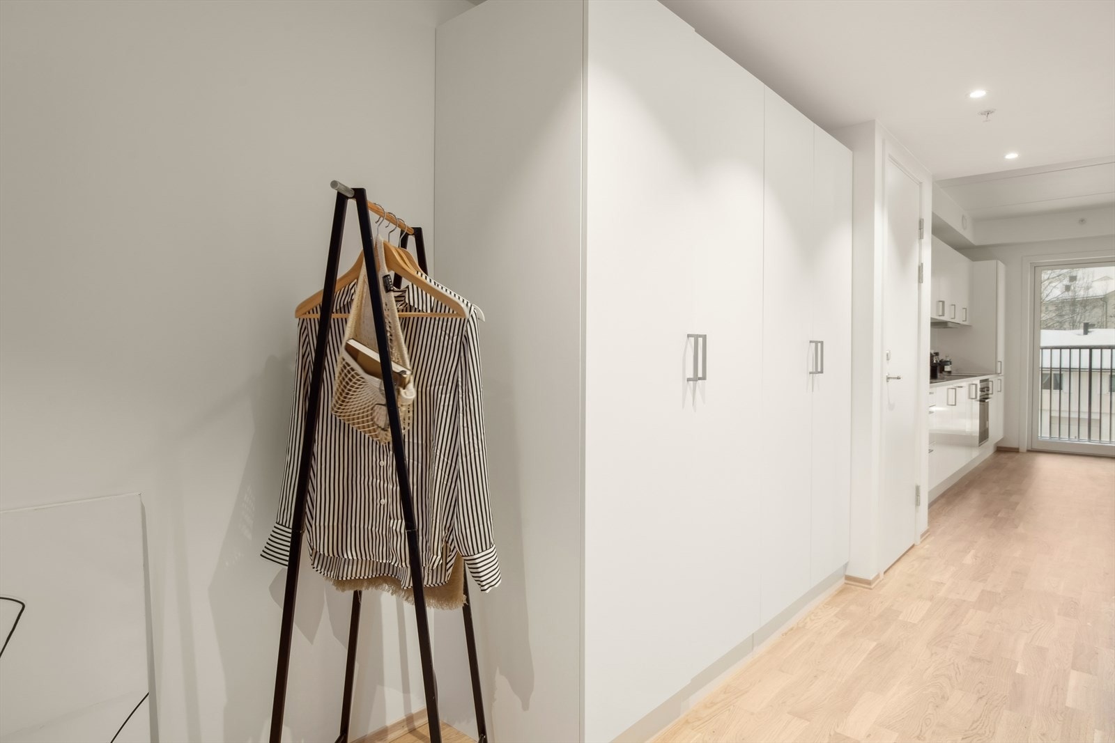 Større garderobe i gang, for videre oppbevaring følger det med en bod i kjelleretasjen Galleribilde