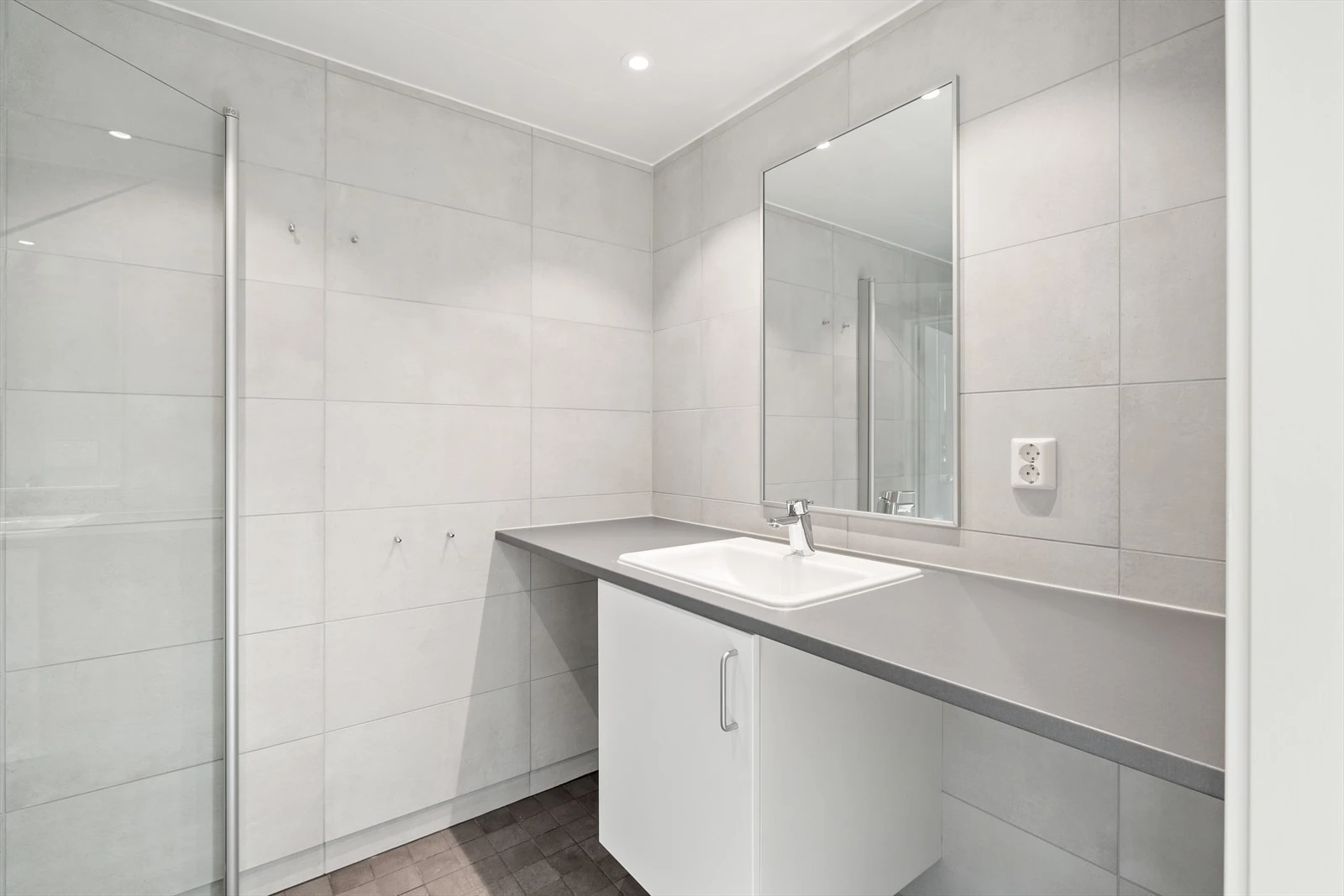 Romslig bad med plass til både vaskemaskin og tørketrommel. Galleribilde