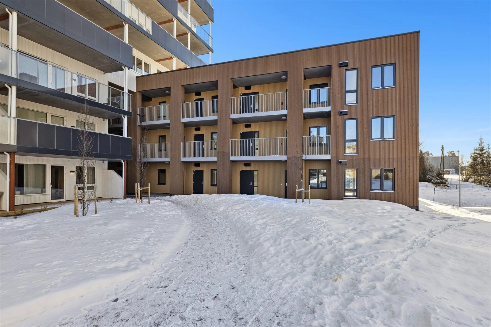 Baksiden av bygget med entre Galleribilde