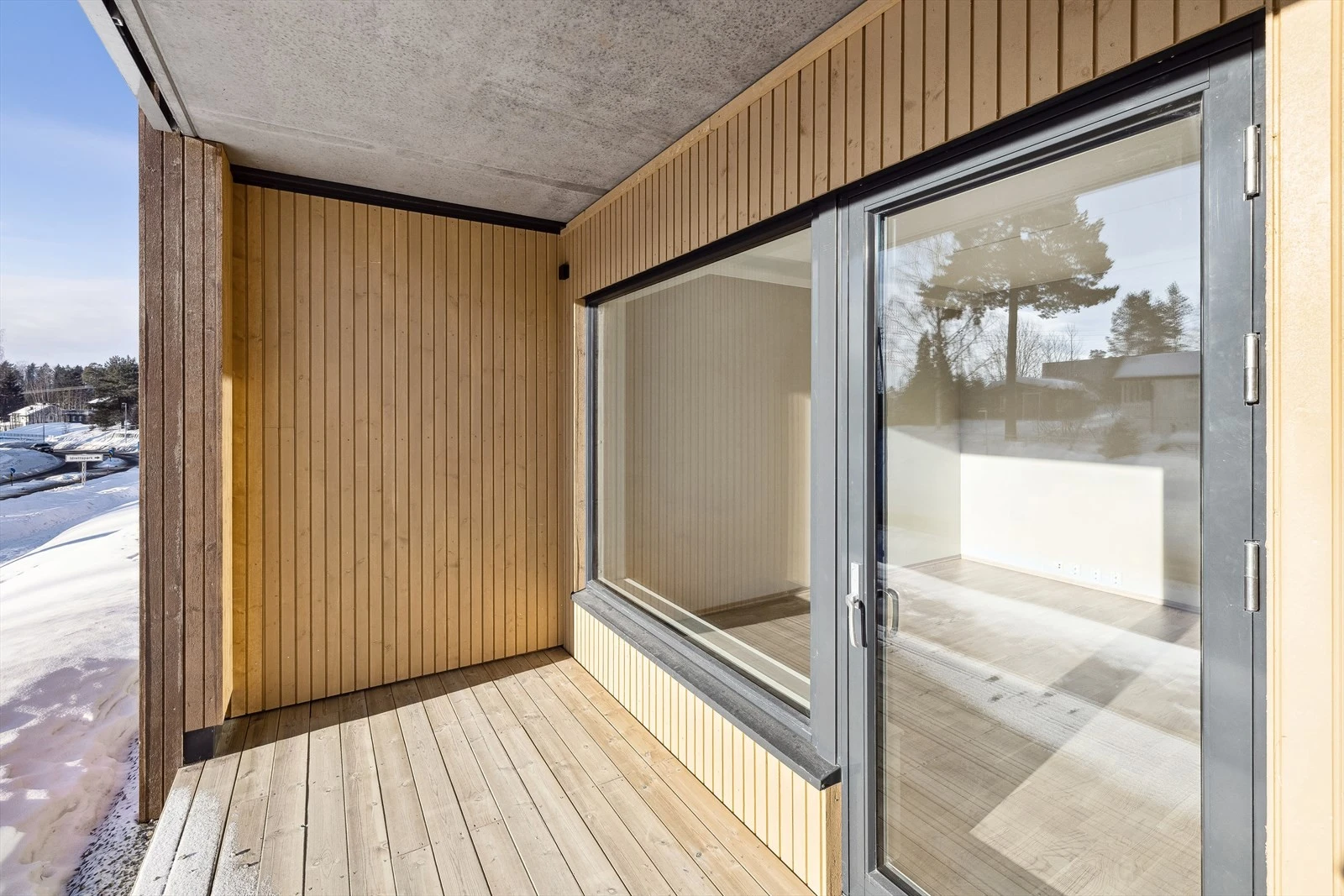 Store vinduer som slipper inn lyset Galleribilde