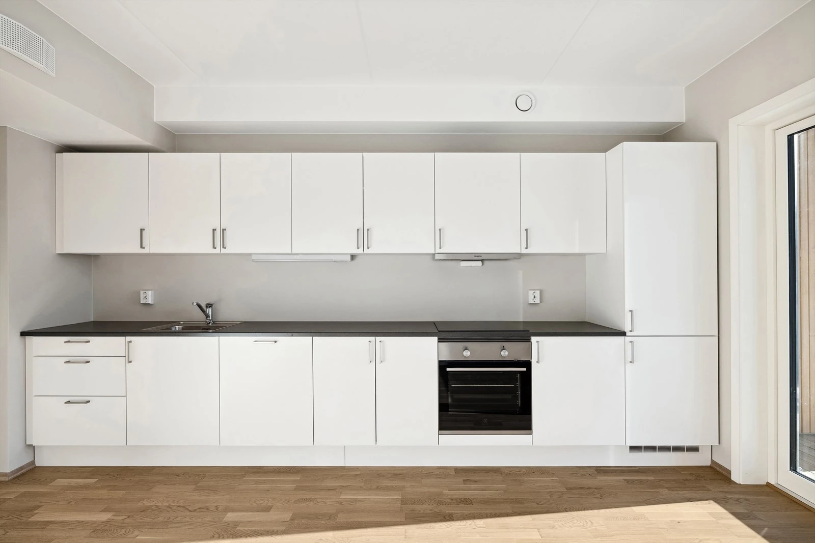 Nytt kjøkken fra Sigdal med moderne hvitevarer. Galleribilde