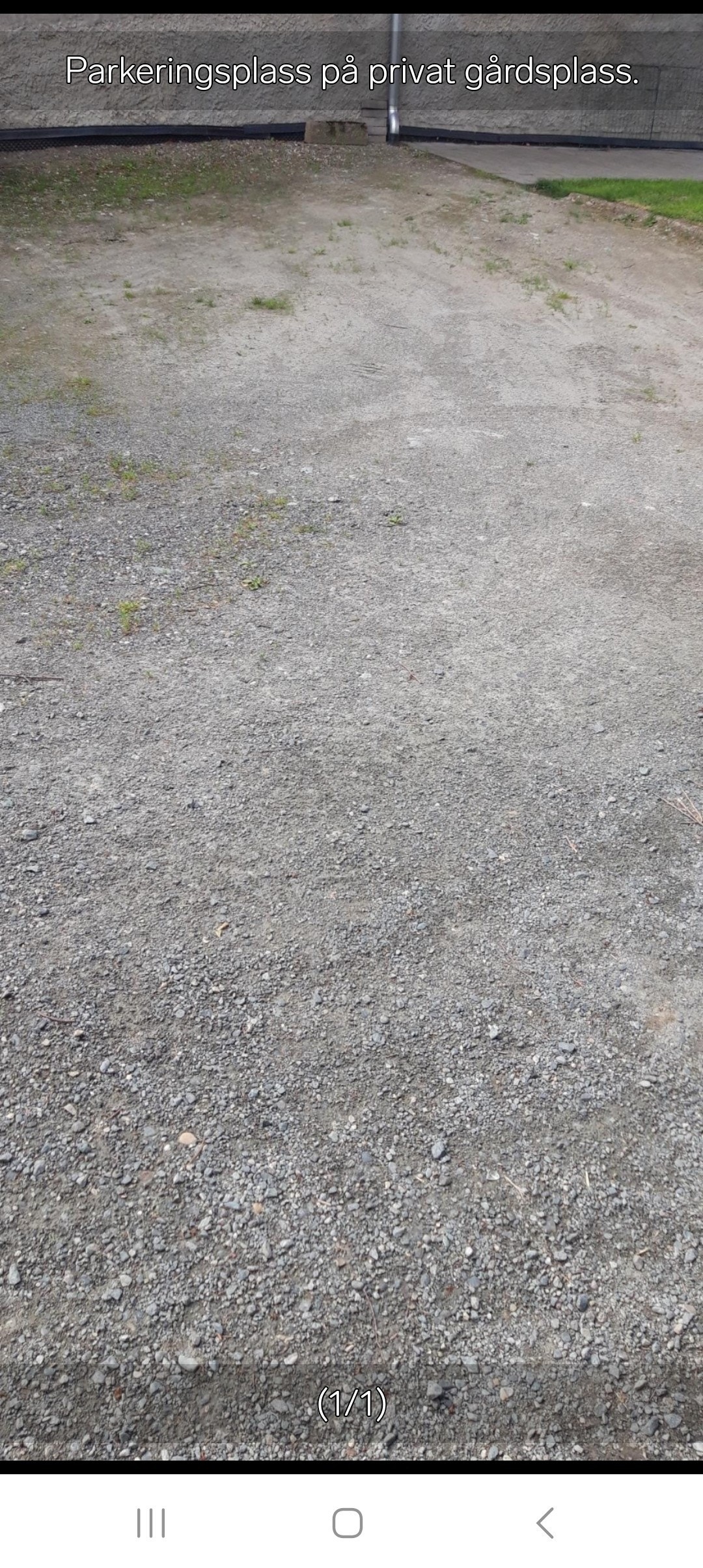 Parkeringsplass på privat gårdsplass Galleribilde