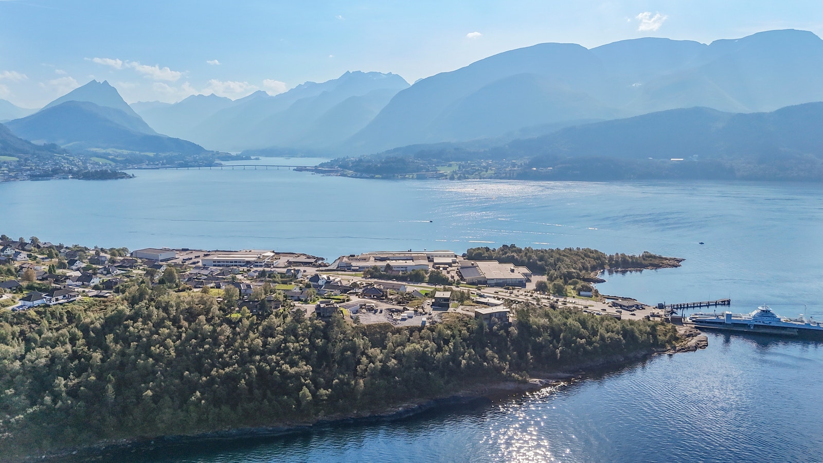 Unik beliggenhet ytterst på Aursneset mellom Sykkylvsfjorden og Storfjorden på hver sin side. Galleribilde