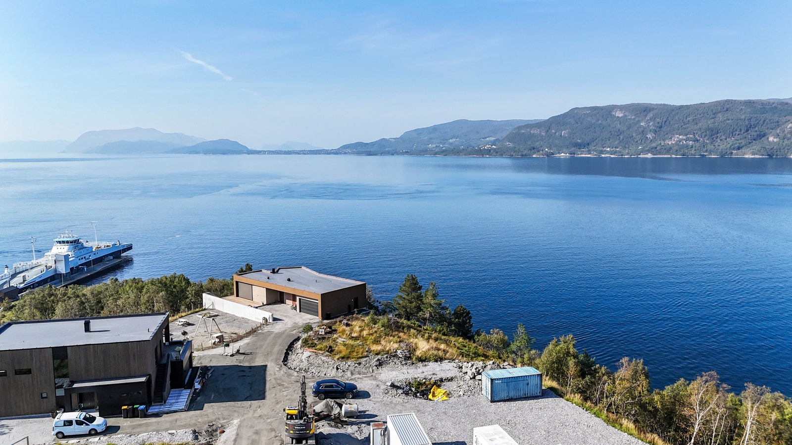 Utsikt over sjø mot Magerholm og Ålesund med fergetrafikk og cruisebåter om sommeren. Galleribilde