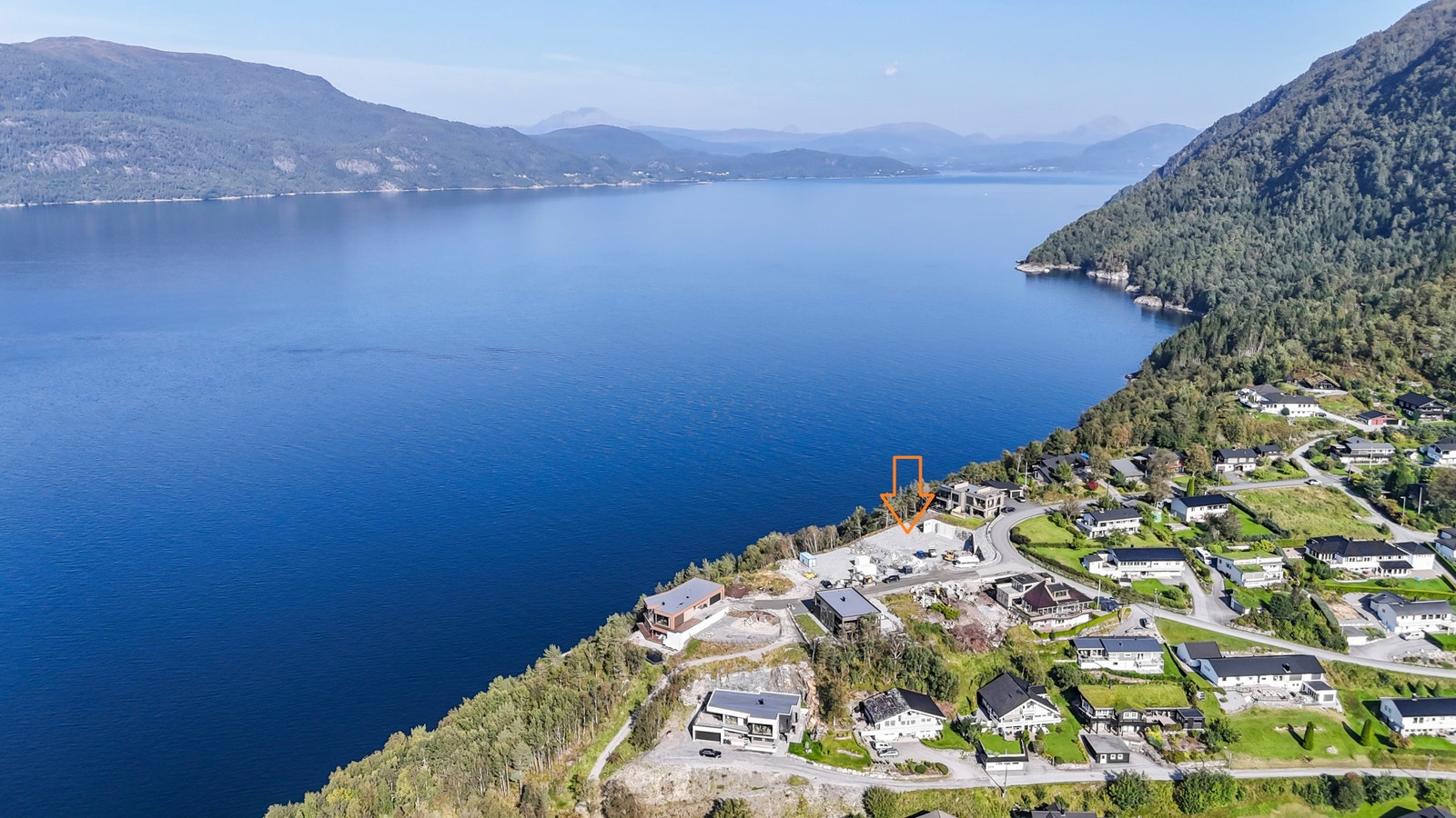 Velkommen til Fjordkrona - her skal det bygges en firemannsbolig med husbankfinansiering kvalifisert etter miljøkrav, god standard og spektakulær beliggenhet! Galleribilde