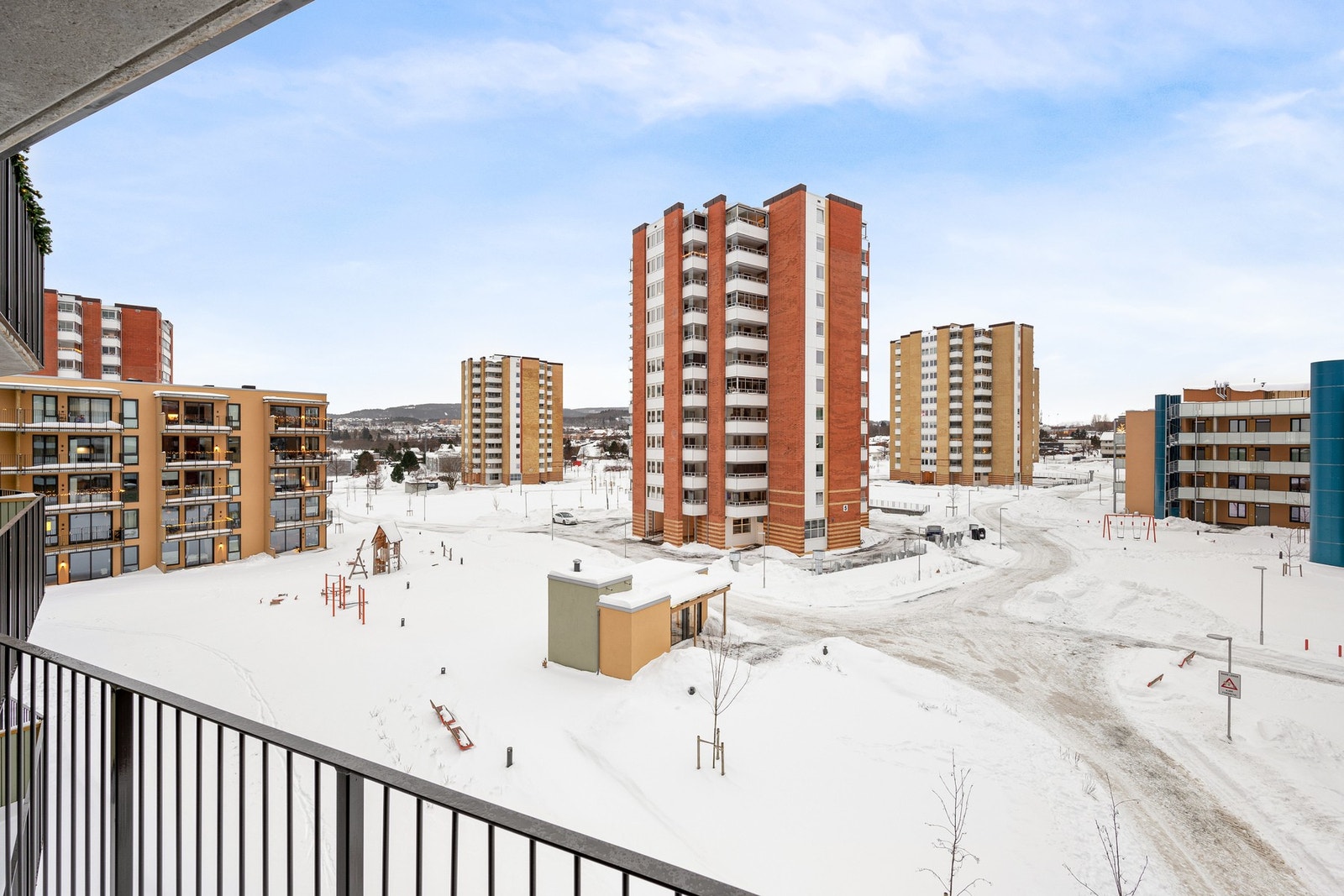 Balkongen strekker seg ut mot åpne og flotte opparbeidede fellesarealer. Galleribilde