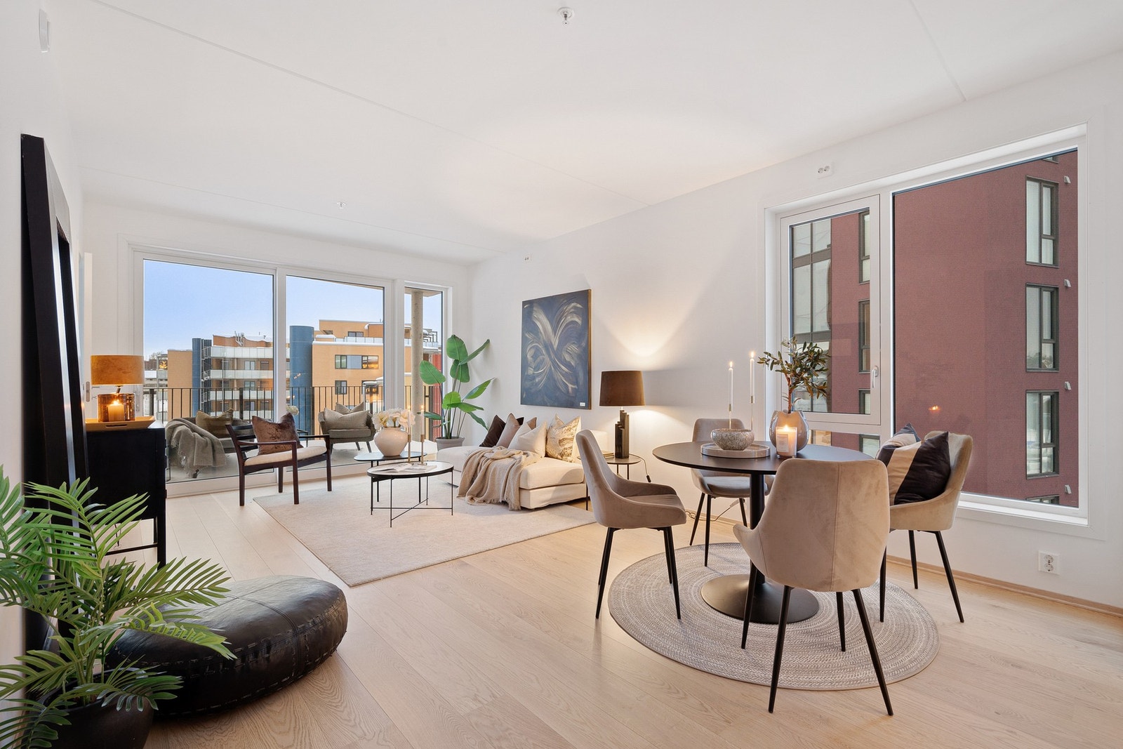 EiendomsMegler1 har gleden av å presentere en splitter ny og moderne 3-roms leilighet. Galleribilde