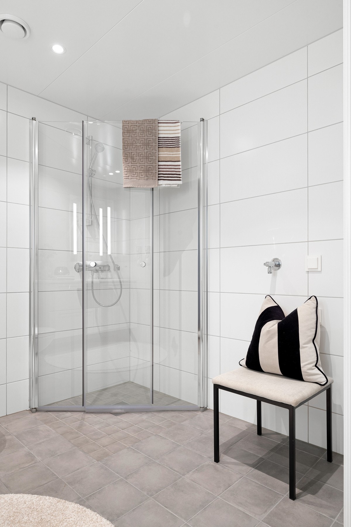 Flislagt bad med varme i gulv. Galleribilde