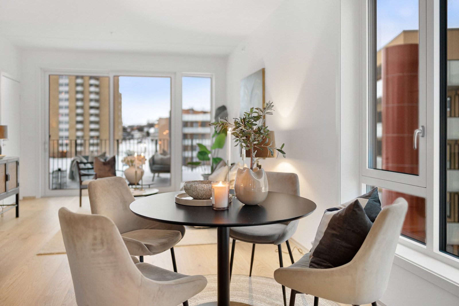 I tillegg disponerer leiligheten en parkeringsplass i p-kjeller. Galleribilde