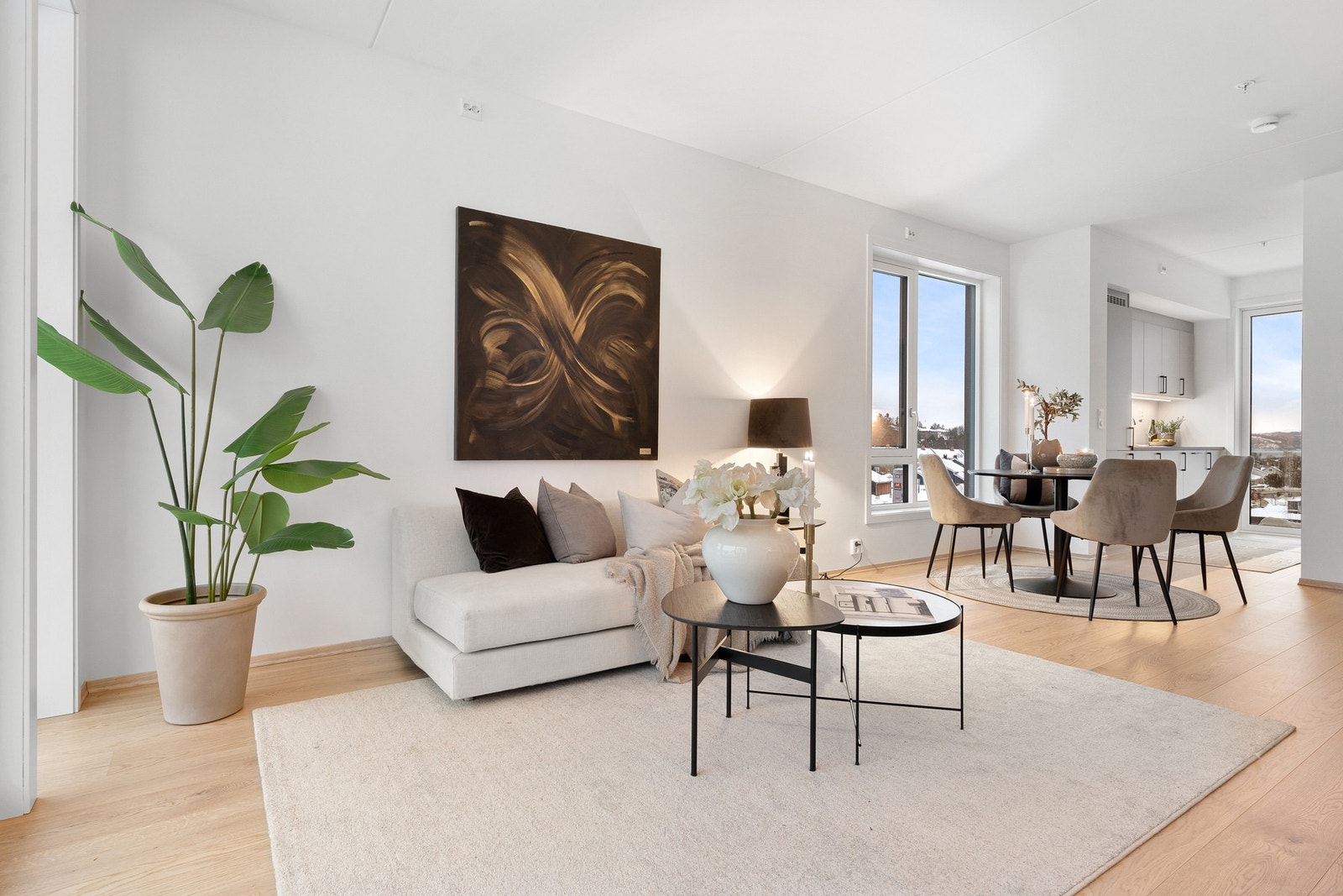 Her er gulvet oppgradert til Opus Eik 1-stavs hvit matt lakk parkett. Galleribilde