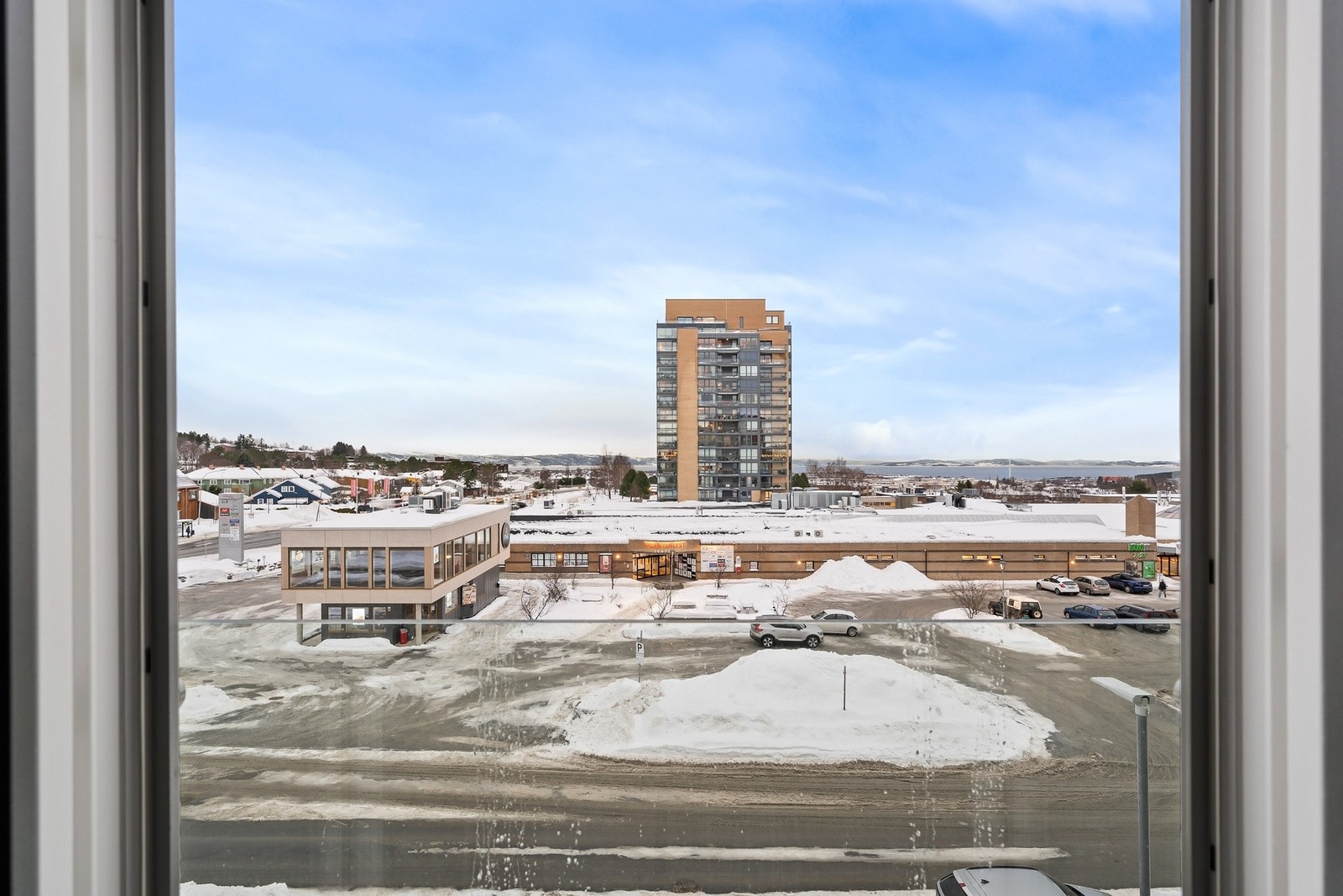 Buss nr. 22 og 13 har hyppige avganger direkte til blant annet Sentrum, St.Olavs hospital, Solsiden, Persaunet, Gløshaugen og Studentersamfundet i følge Atb.no. Nærmeste bussholdeplasser fra leiligheten er Magnus Berrføtts veg og Valentinlyst. Galleribilde