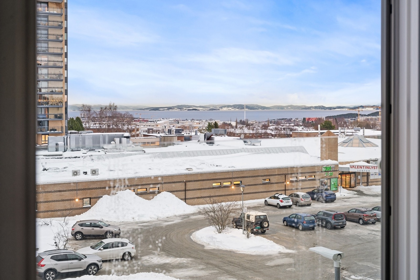 Fra leiligheten er det stier som følger til Estenstadmarka med flotte turterreng både sommer som vinter. Her kan man ta seg til Estenstadhytta, Estenstaddammen/Tømmerholtdammen på varme sommerdager eller benytte seg av lysløypene på vinters tid til ski... Galleribilde