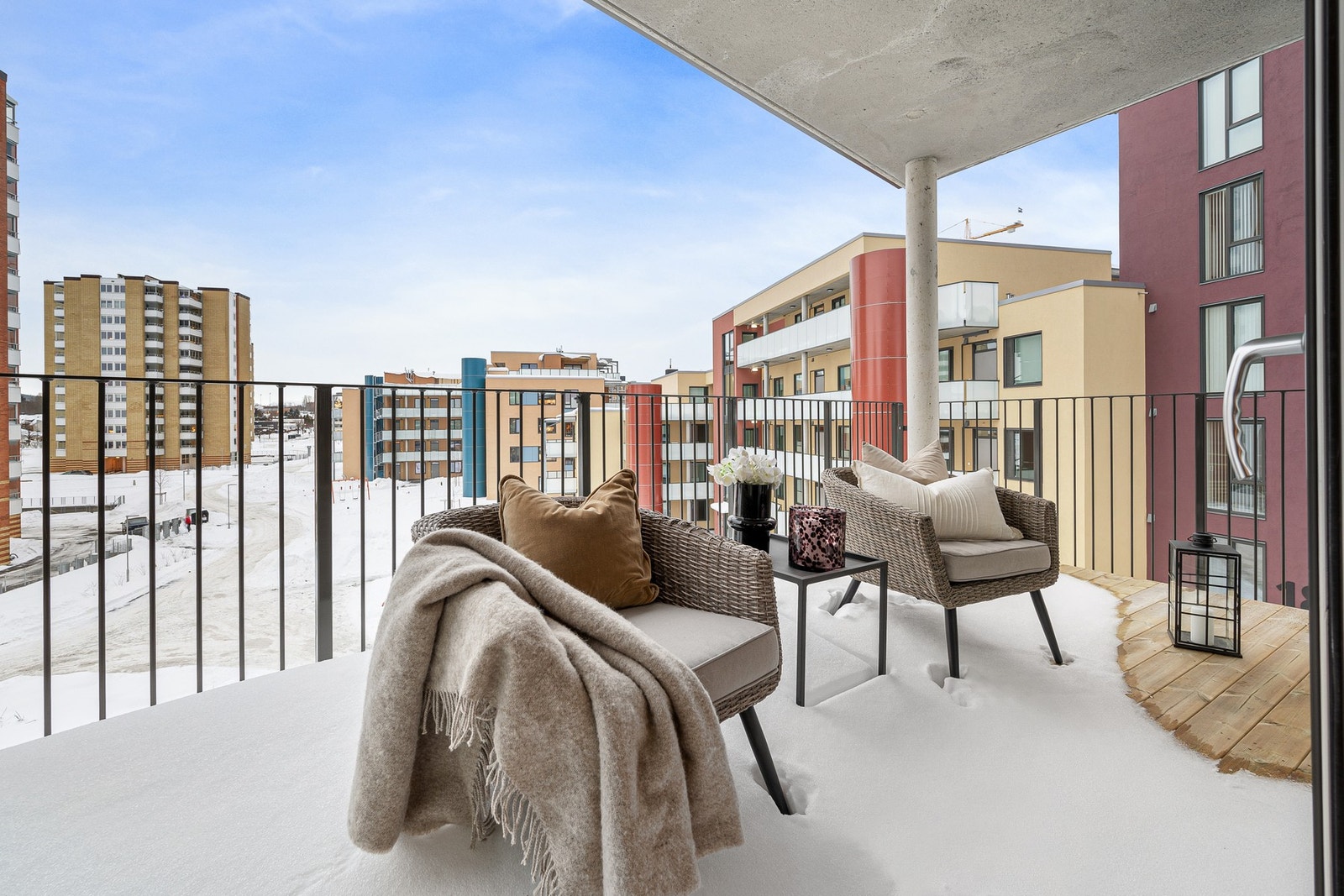 Fra stuen ankommer man leilighetens private balkong. Galleribilde