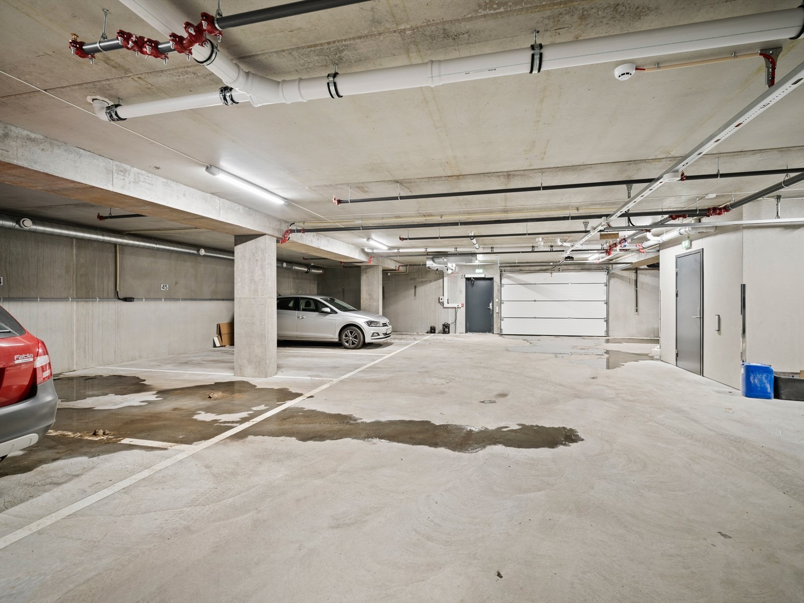Parkering i garasje med tilhørende sportsbod for leiligheten Galleribilde