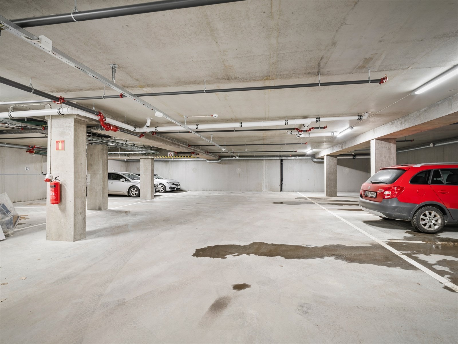 Parkering i garasje med tilhørende sportsbod for leiligheten Galleribilde