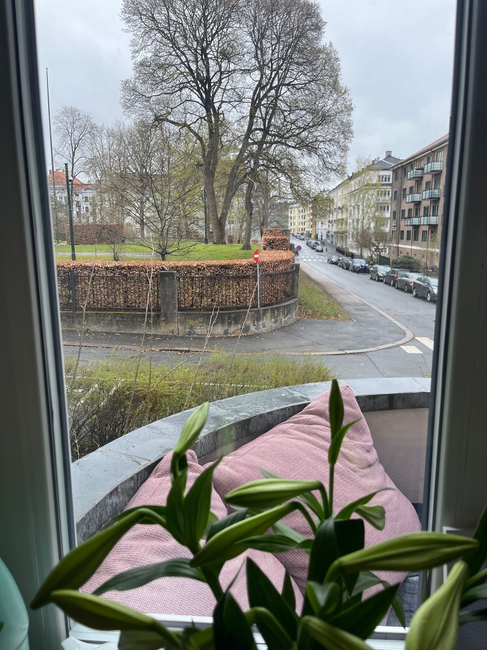 Utsikt fra stuen mot balkongen Galleribilde