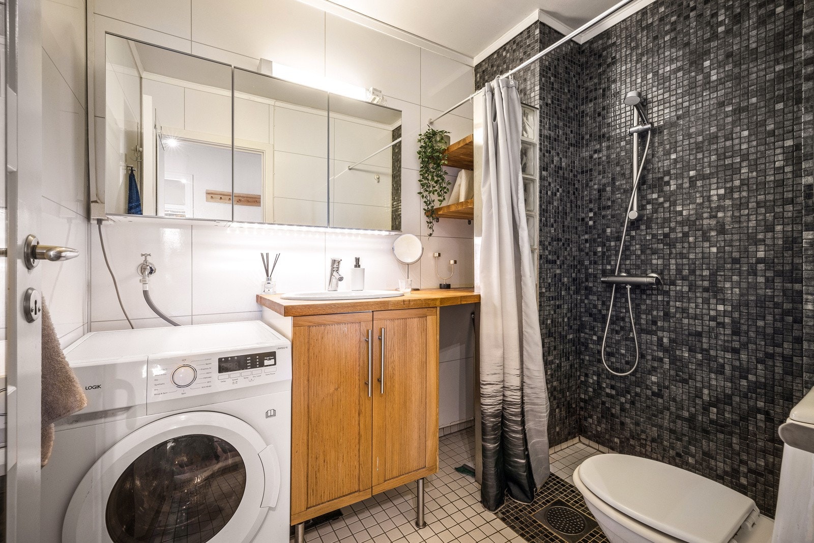 Bad med plass for vaskemaskin. Galleribilde