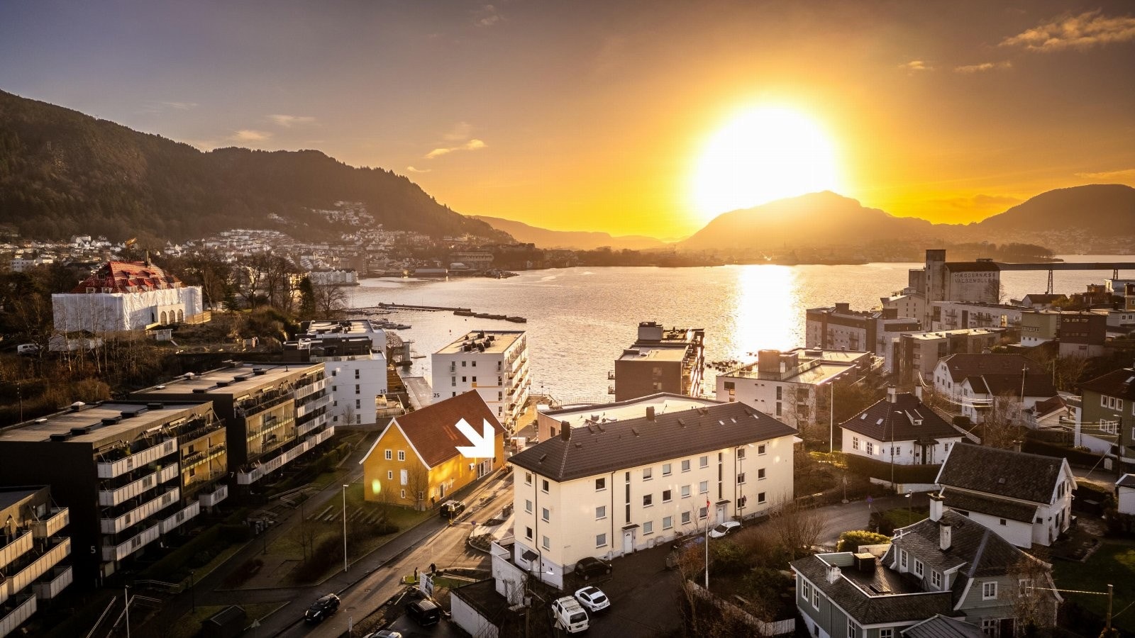 Flott beliggenhet innerst i viken i Nyhavn. Butikk og friområde med badeplass like ved, og kort gangavstand til buss og NHH. Galleribilde