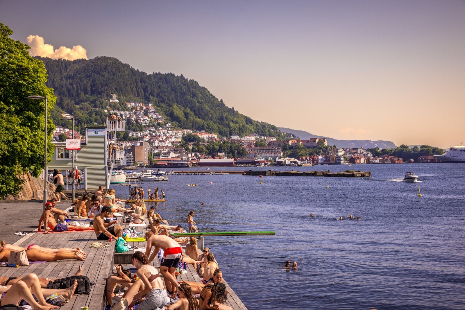 Herfra er det også fin utsikt inn mot Bontelabo og innseilingen til Vågen. Galleribilde