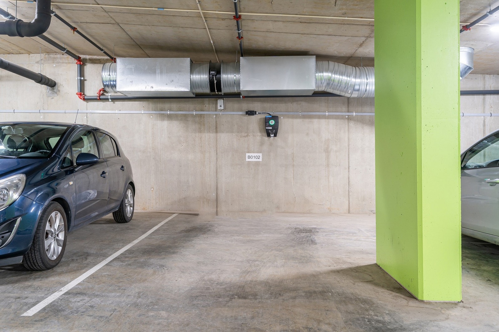 Egen p-plass i kjeller med elbil-lader. Galleribilde