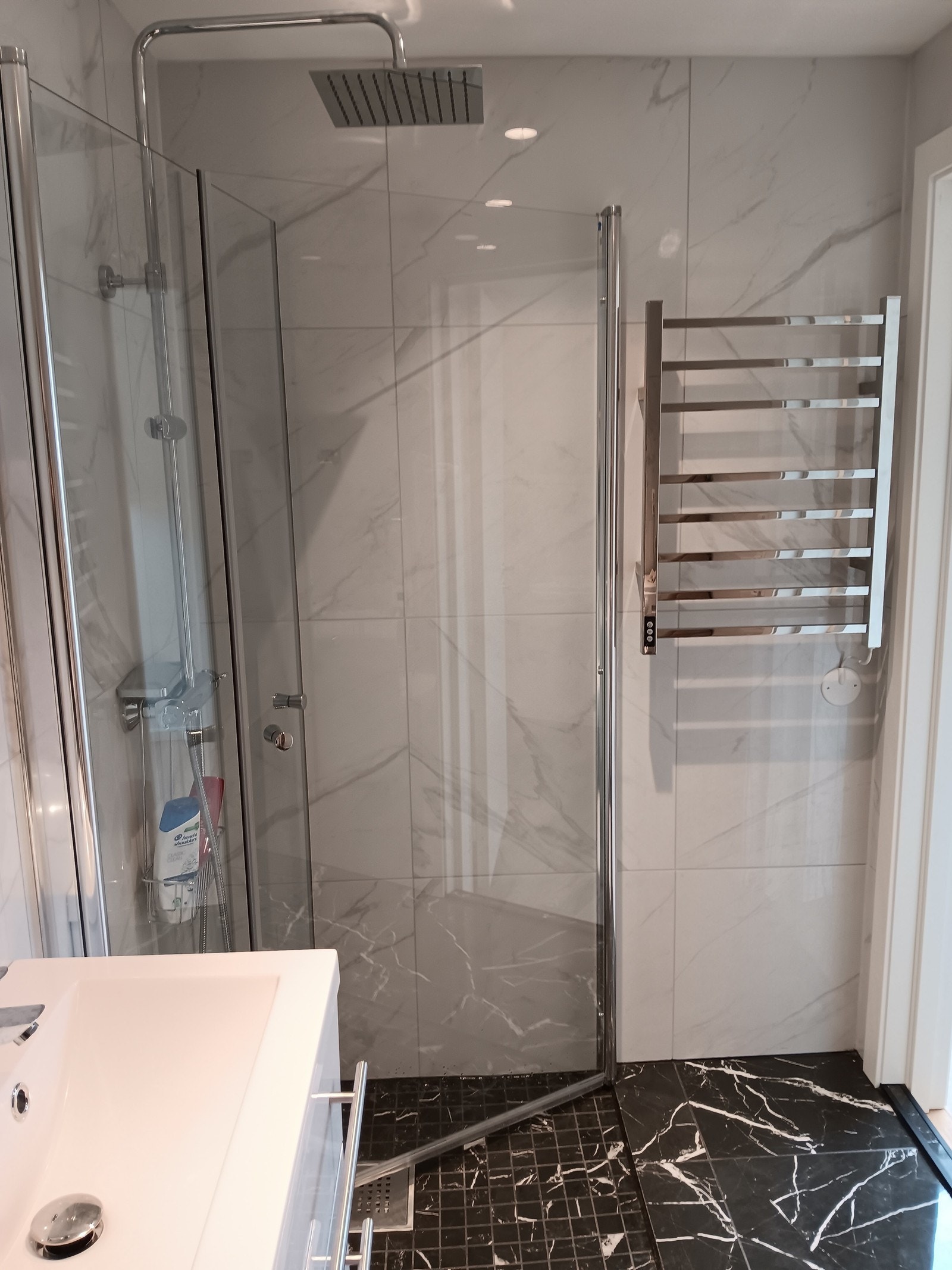 Nytt flislagt bad med vaskemaskin Galleribilde