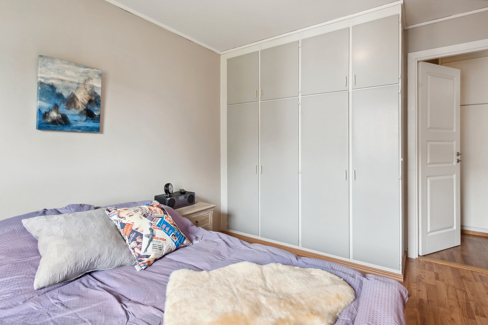 Soverom med plassbygde garderobeskap Galleribilde