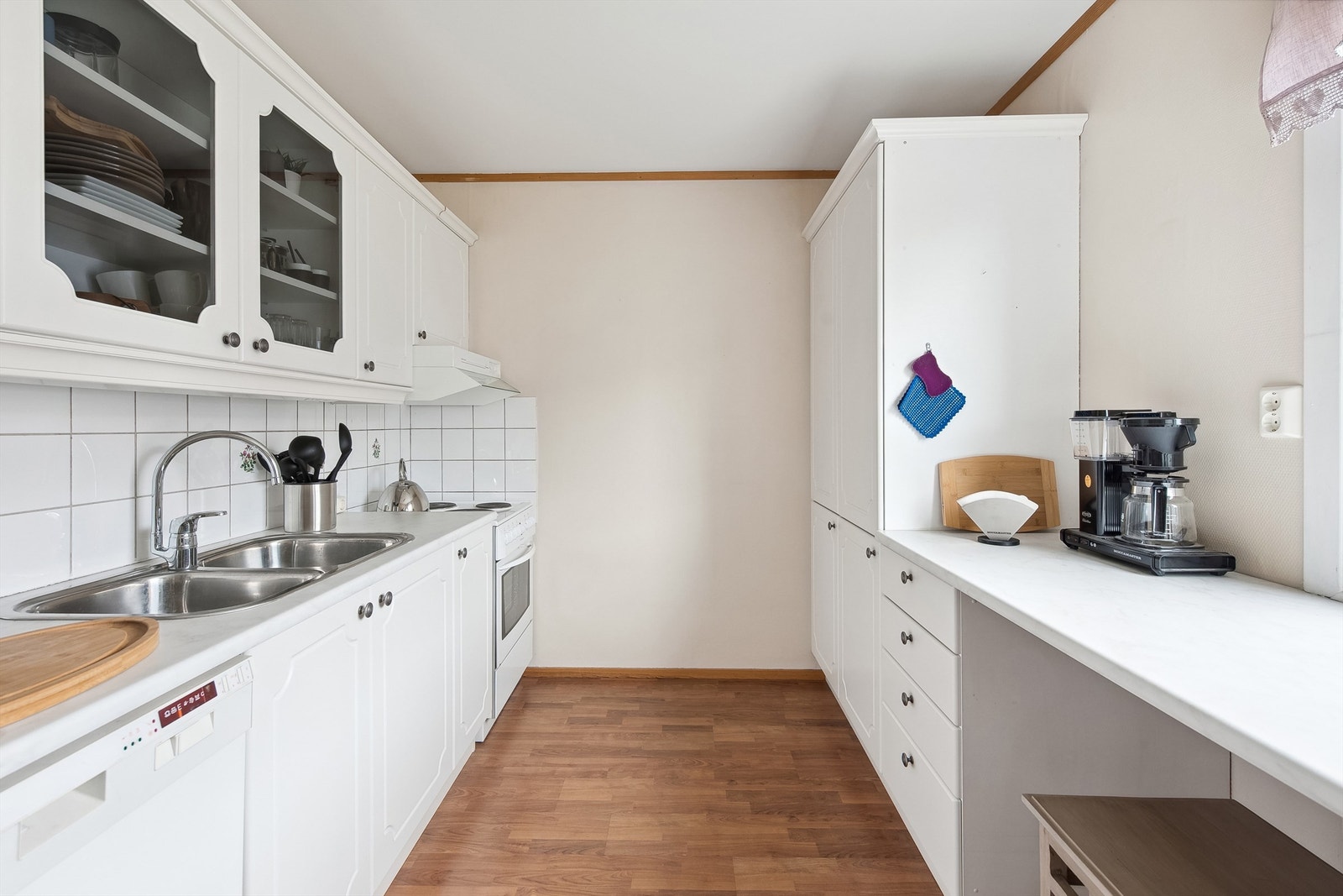 Kjøkkeninnredning fra 1998 med plass for frittstående hvitevarer Galleribilde