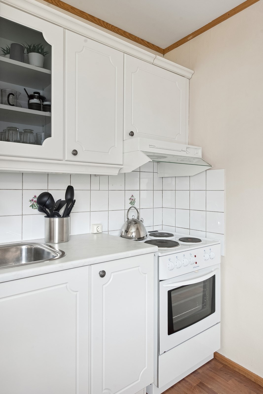 Over komfyrplassen er det ventilator med utluft via sentralt system Galleribilde