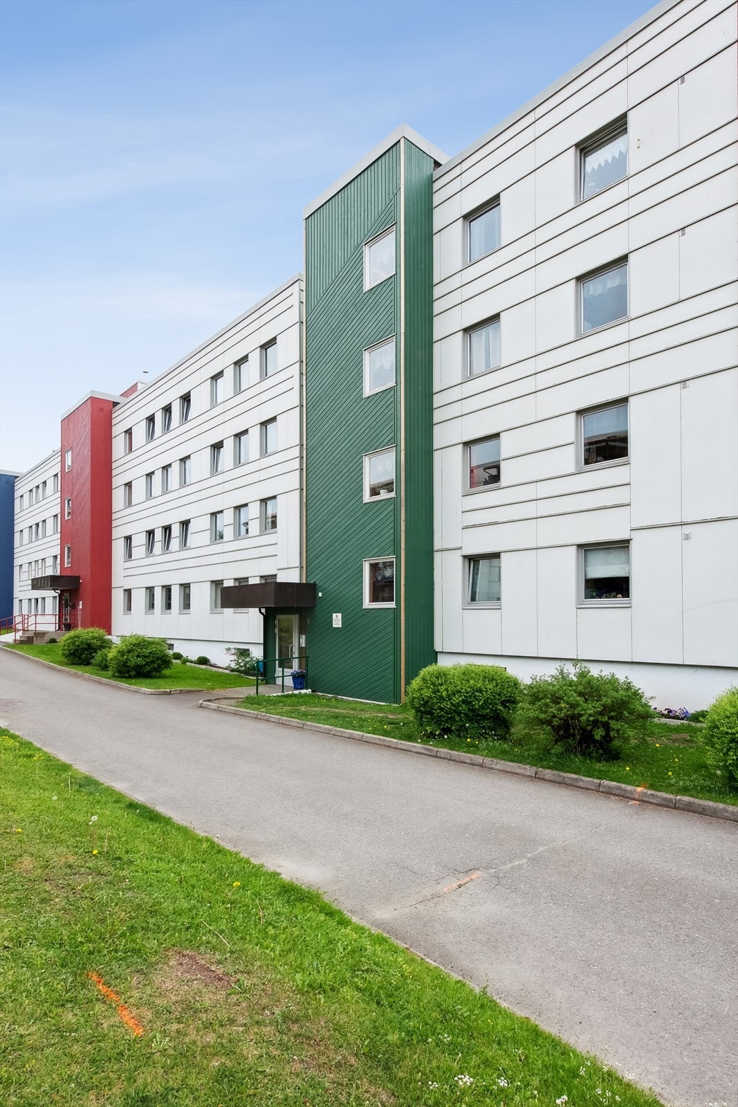 Leiligheten ligger i 3. etasje, og har adkomst via heis og trapperom Galleribilde