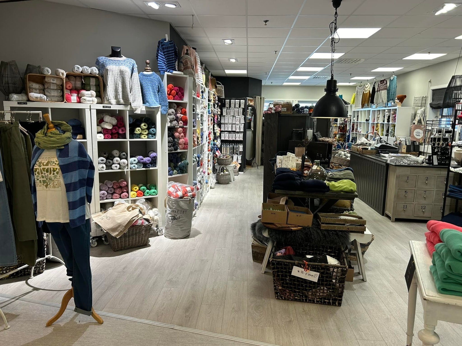 Eksempel på innredning i butikklokalet. Bildet er fra nåværende/siste butikkinnredning. Lokalet vil bli noe utvidet, fra 56 til 71 kvm, før det kan overtas av ny leietaker. Galleribilde