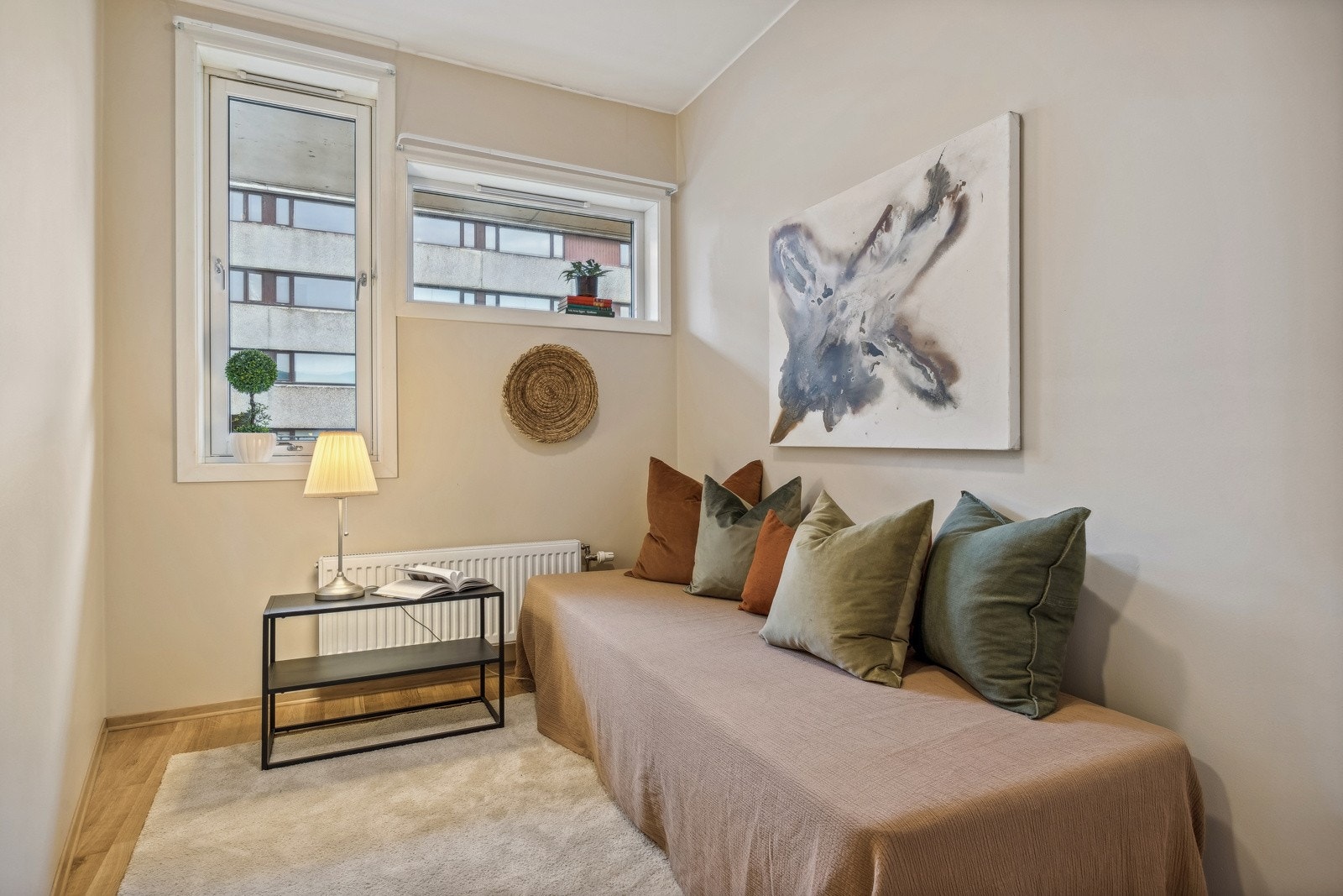 Praktisk gjesterom/barnerom med lyse farger og fleksibel innredning. Galleribilde