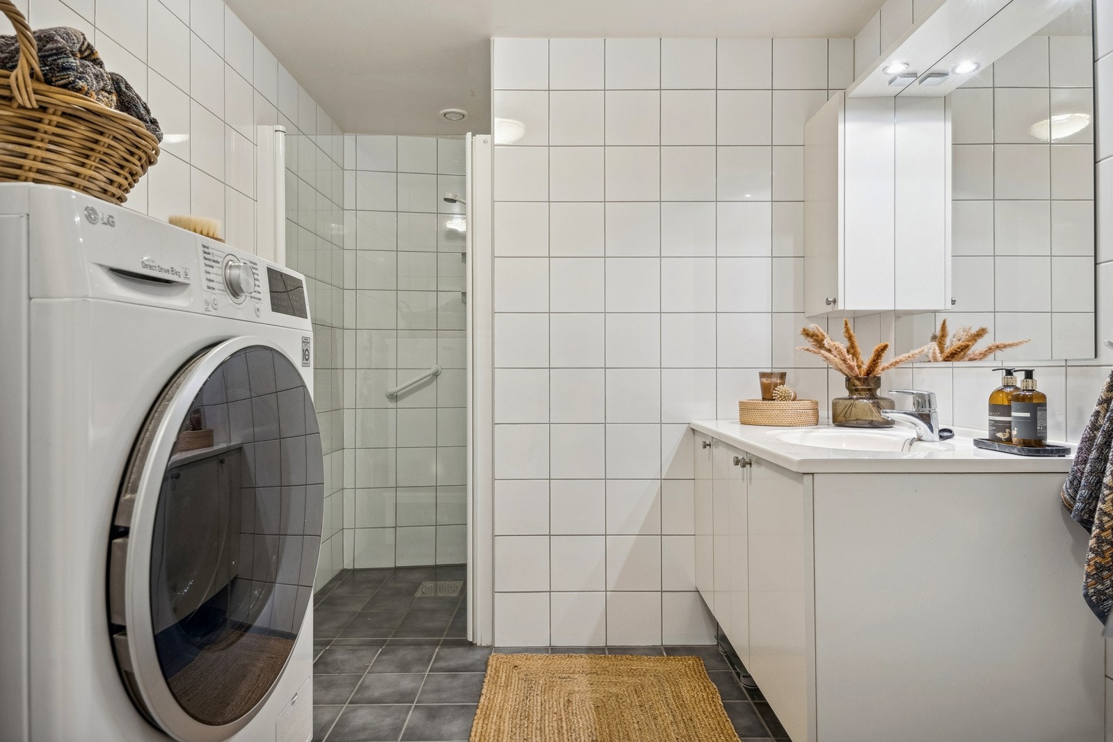 Dusjhjørnet med dører og vegghengt dusjarmatur gir god plassutnyttelse. Galleribilde