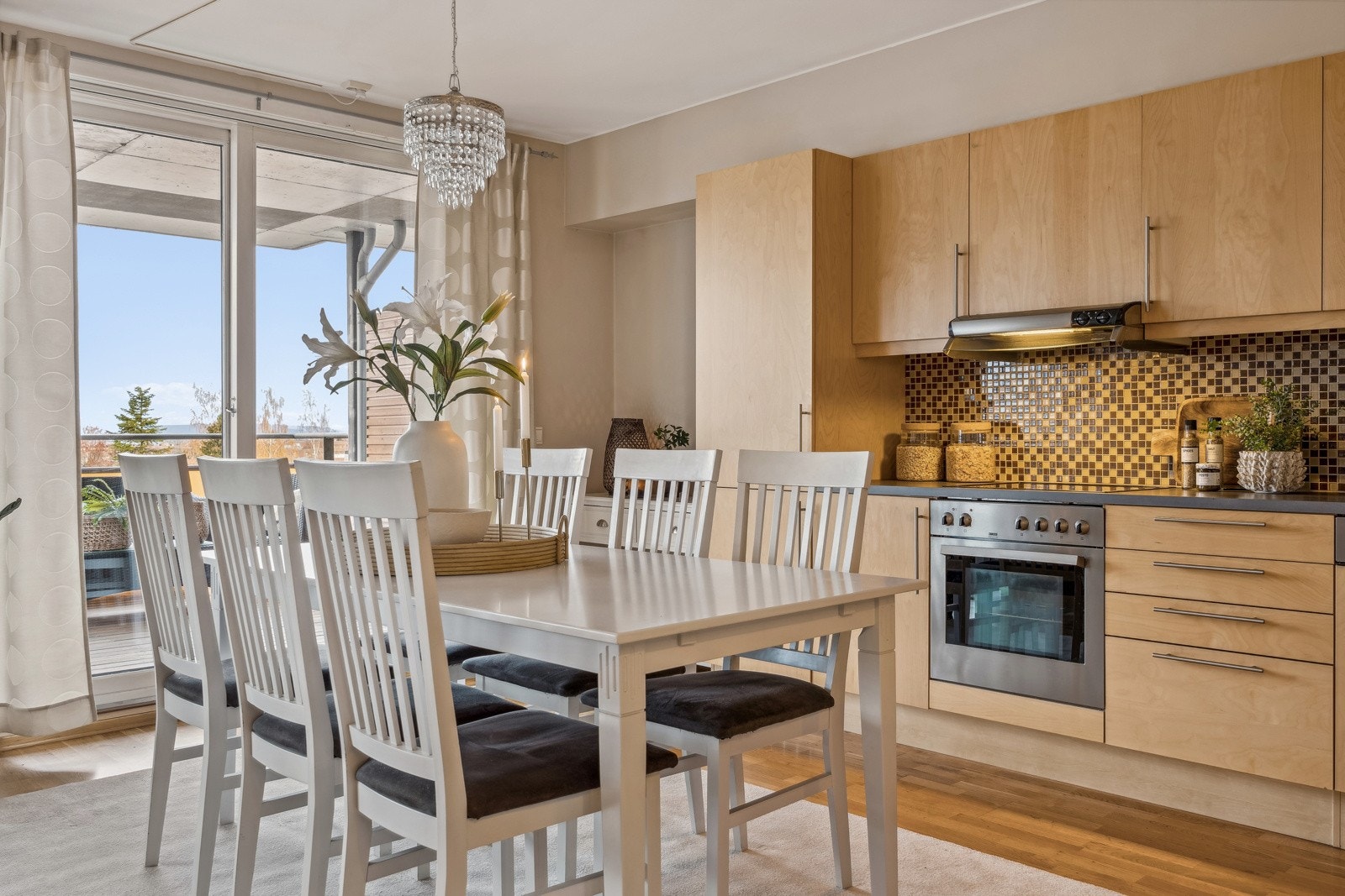 Stilrent kjøkken med åpen løsning og innredning fra byggeår, som kombinerer funksjonalitet og god kvalitet. Galleribilde