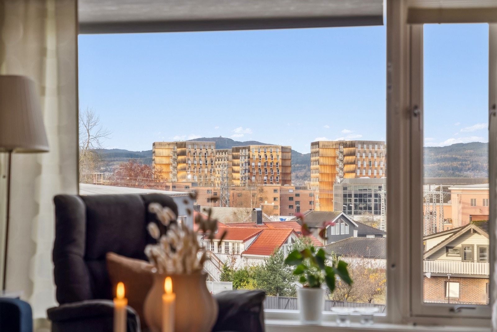 Leiligheten har flottt utsikt og lite innsyn. Galleribilde