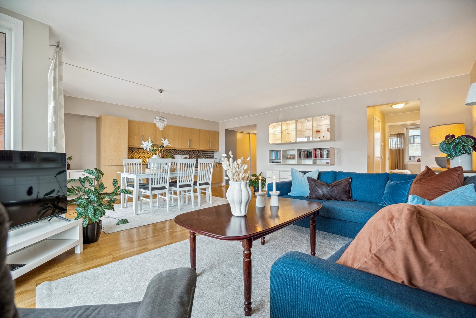 Den solide standaren med kavlitetsvalg som parkett og gode materialevalg gjør boligen både elegant og lettstelt. Galleribilde