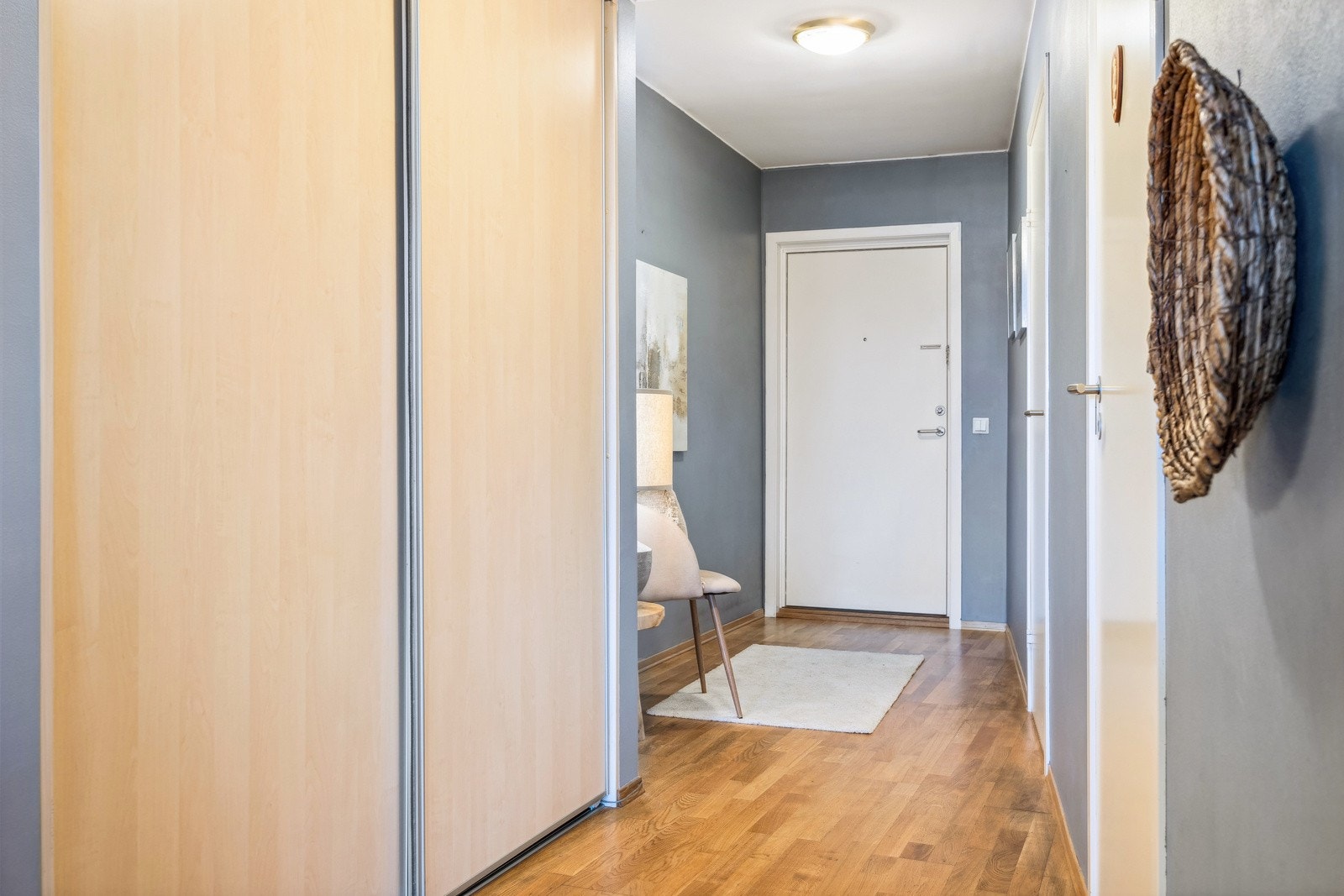 Flott entrè med garderobeløsning for å henge fra seg yttertøy. Galleribilde