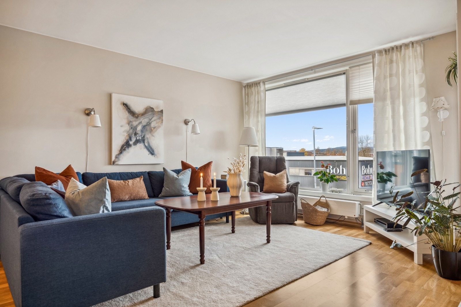 Store vindusflater som sørger for rikelig med naturlig lysinnslipp, samtidig som det er lite innsyn. Galleribilde