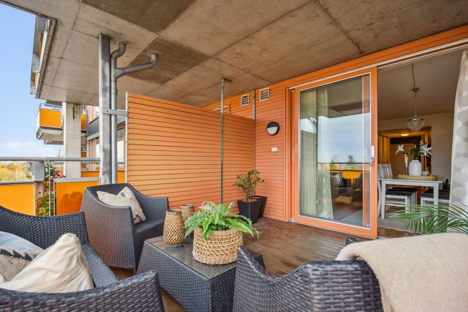 Verandaen måler hele 13 kvm. Her er det god plass til å møblere med ønsket utemøblement. Galleribilde