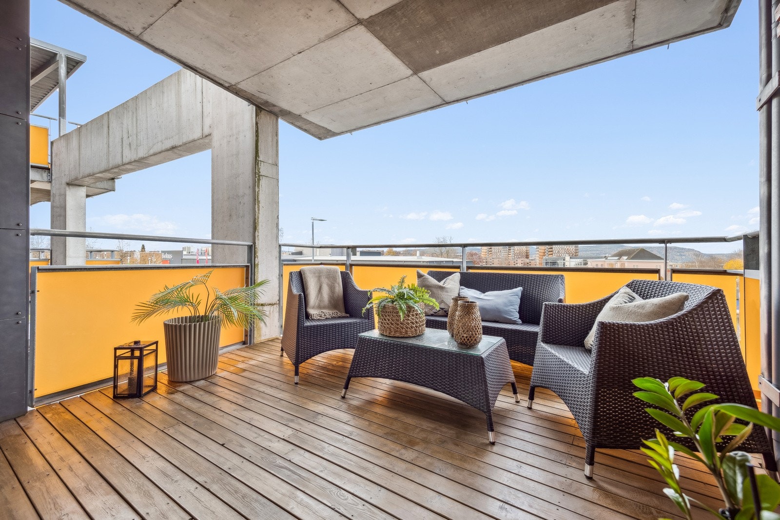 Velkommen til verandaen- et perfekt sted for morgenkaffen med flott utsikt. Galleribilde