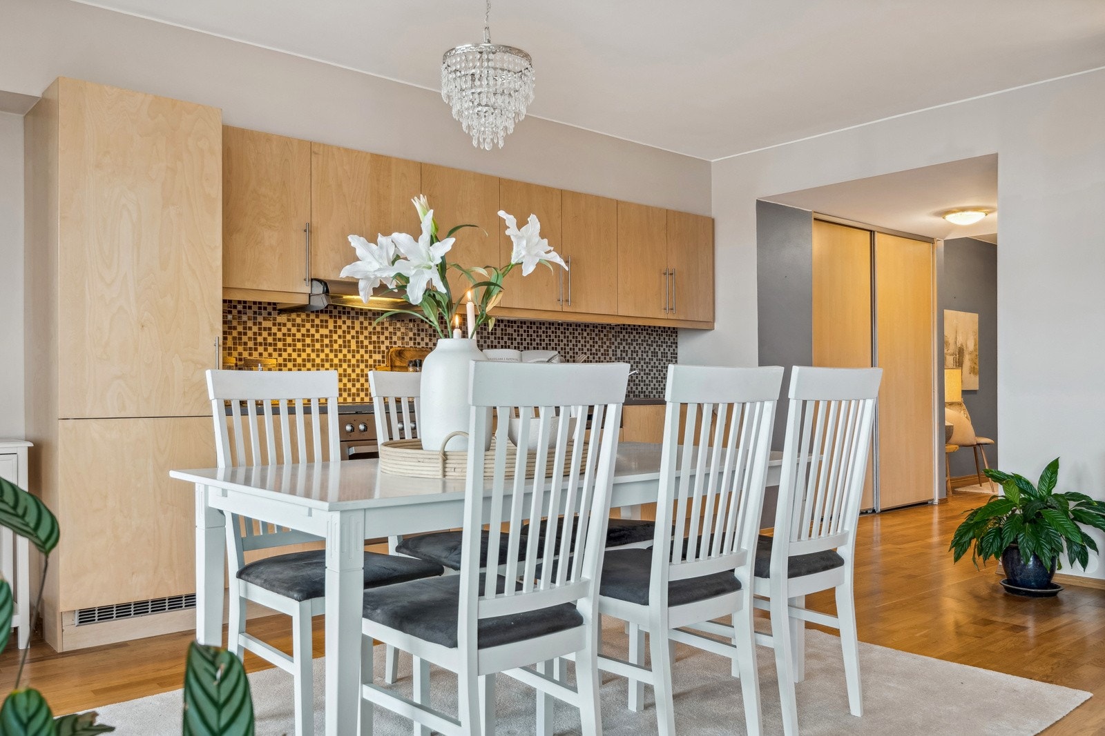 Kjøkkenet har glatte fronter og en slitesterk laminatbenkeplate med nedfelt oppvaskkum og ett-greps armatur. Galleribilde