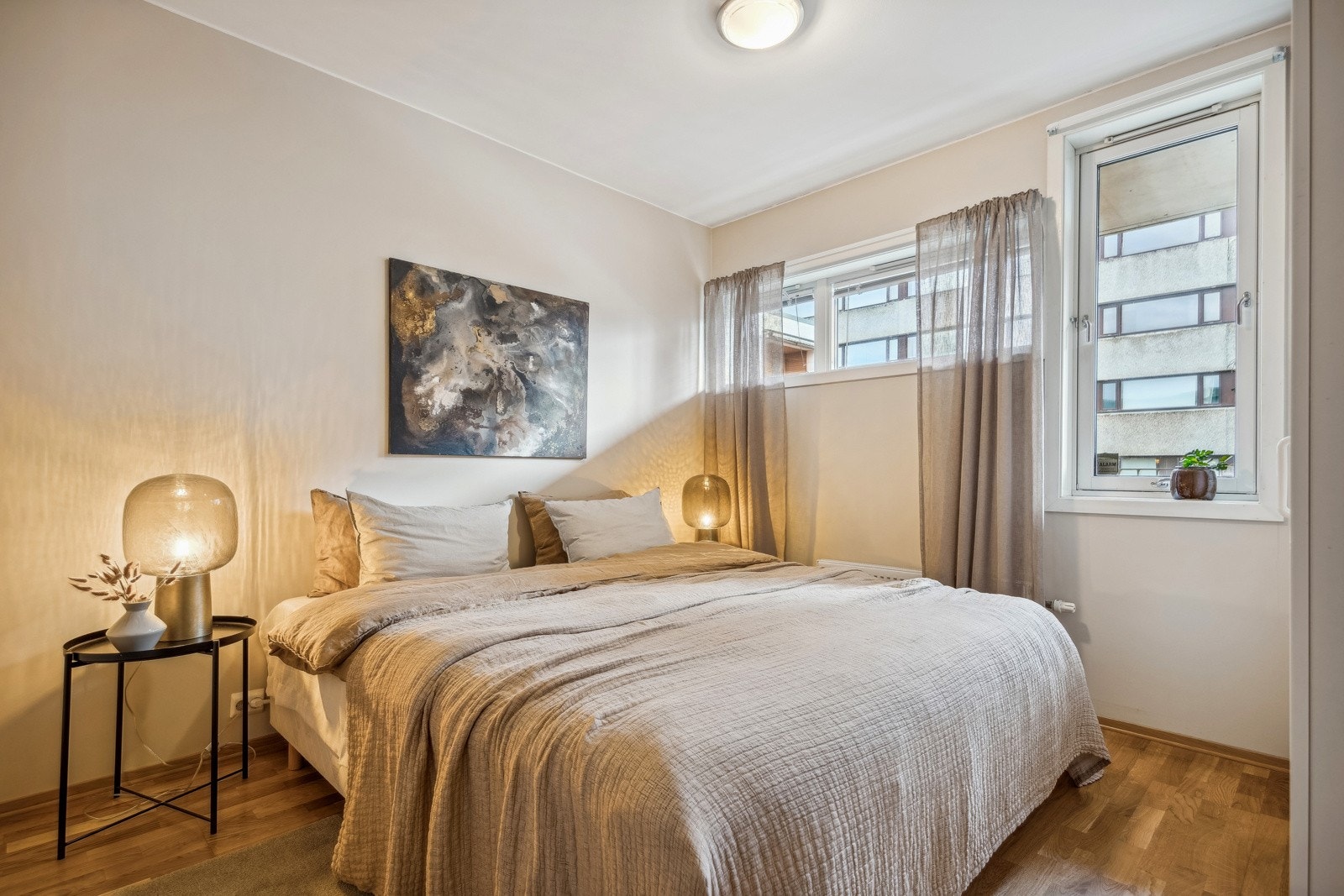 Romslig hovedsoverom med garderobeskap og plass til dobbeltseng. Galleribilde