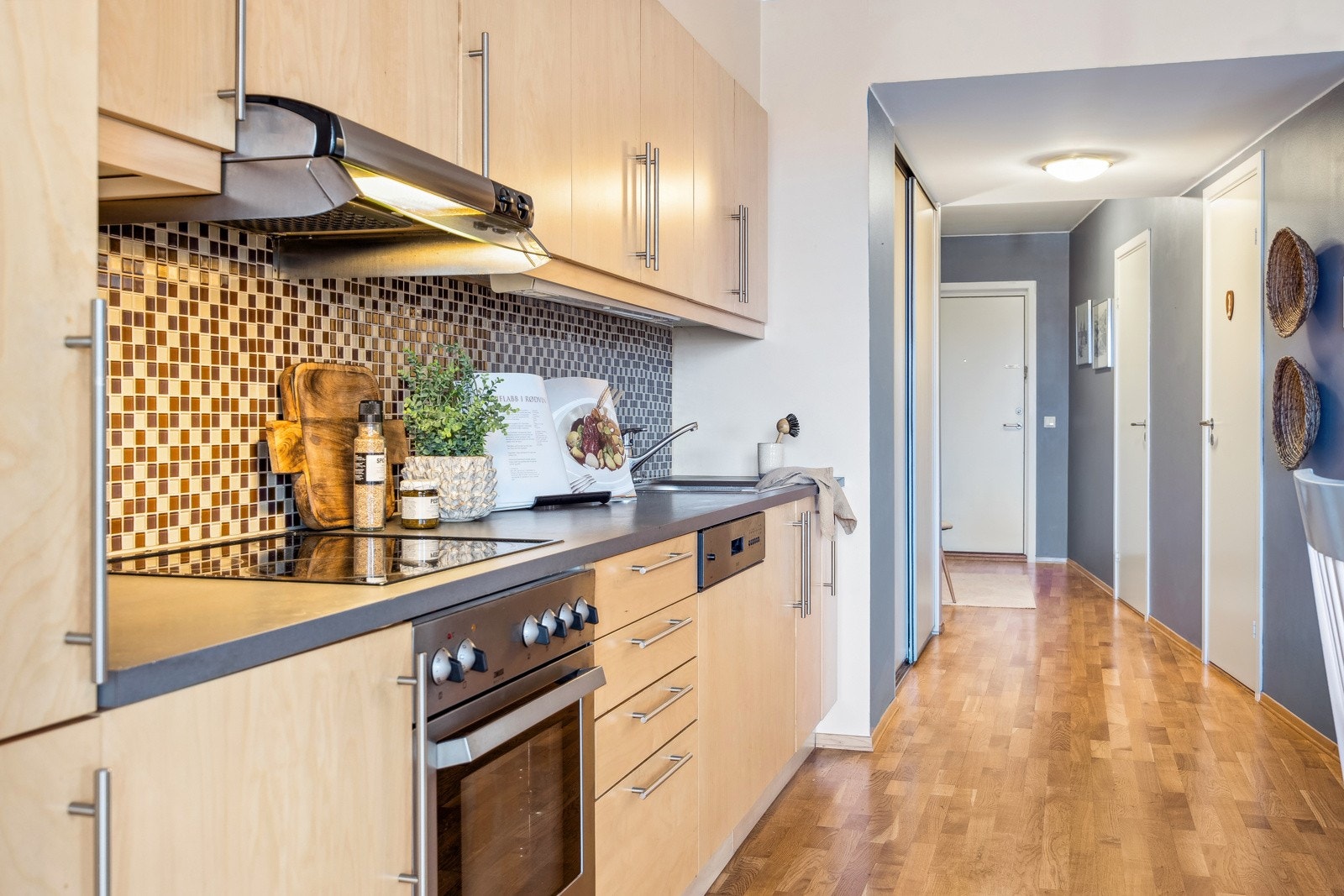 Kjøkkenet er godt utstyrt med integrert stekeovn, platetopp, oppvaskmaskin og kjøleskap med fryser. Galleribilde