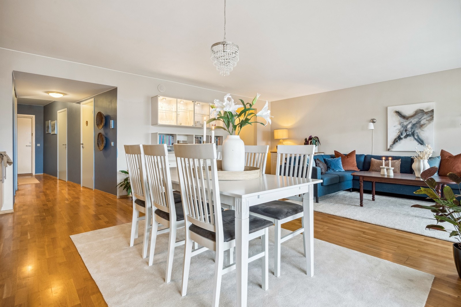 Spisegruppen finner sin naturlige plass mellom stue og kjøkken. Her kan man invitere til hyggelige samvær. Galleribilde